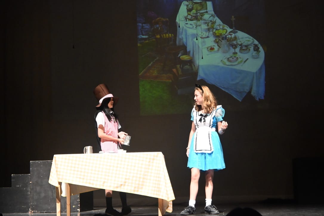 Alice in Wonderland production moment 16